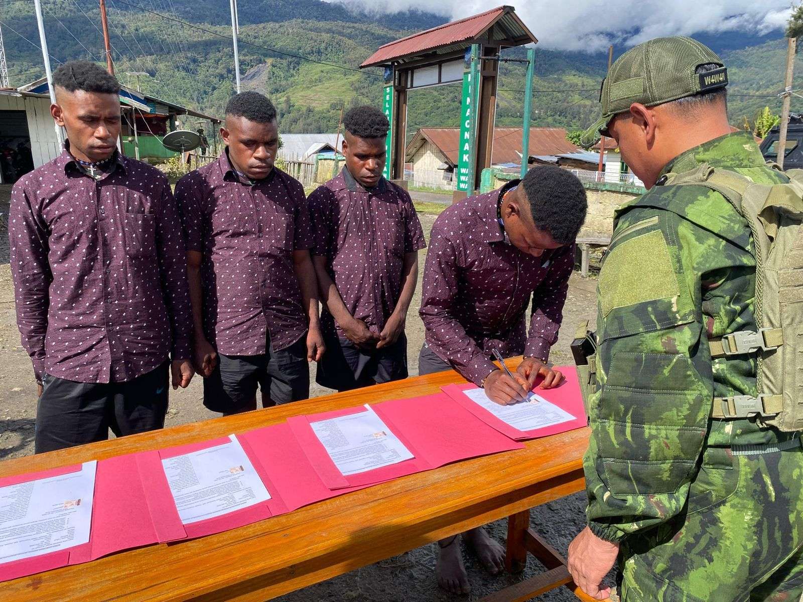 Empat Mantan Anggota OPM Ikrar Setia ke NKRI